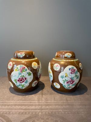 A pair of Chinese capucin-brown-ground famille rose covered jars with floral design, Yongzheng/Qianlong — foto 4