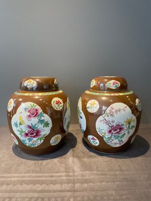A pair of Chinese capucin-brown-ground famille rose covered jars with floral design, Yongzheng/Qianlong — foto 5