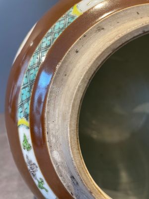 A pair of Chinese capucin-brown-ground famille rose covered jars with floral design, Yongzheng/Qianlong — foto 7