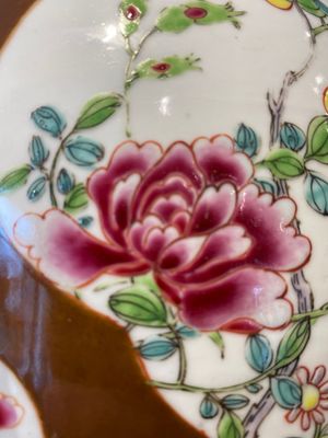 A pair of Chinese capucin-brown-ground famille rose covered jars with floral design, Yongzheng/Qianlong — foto 10