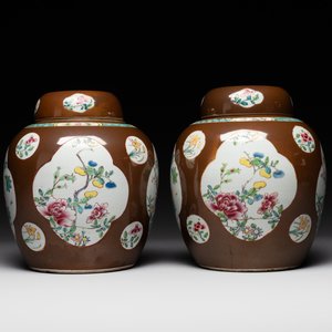A pair of Chinese capucin-brown-ground famille rose covered jars with floral design, Yongzheng/Qianlong — foto 1