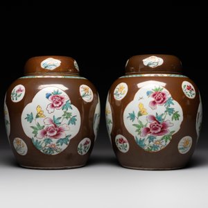 A pair of Chinese capucin-brown-ground famille rose covered jars with floral design, Yongzheng/Qianlong — foto 2