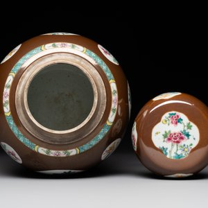 A pair of Chinese capucin-brown-ground famille rose covered jars with floral design, Yongzheng/Qianlong — foto 3