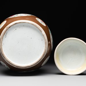 A pair of Chinese capucin-brown-ground famille rose covered jars with floral design, Yongzheng/Qianlong — foto 4
