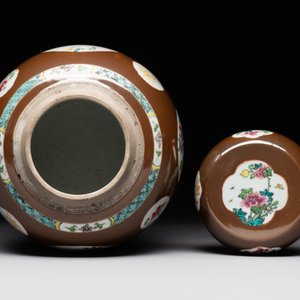 A pair of Chinese capucin-brown-ground famille rose covered jars with floral design, Yongzheng/Qianlong — foto 5