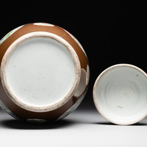 A pair of Chinese capucin-brown-ground famille rose covered jars with floral design, Yongzheng/Qianlong — foto 6