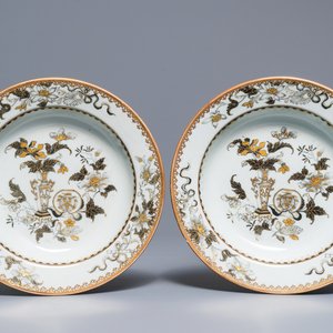 A pair of Chinese capucin-ground grisaille and gilt armorial plates, Qianlong — 照片 1