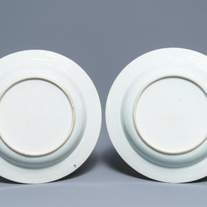 A pair of Chinese capucin-ground grisaille and gilt armorial plates, Qianlong — 照片 2
