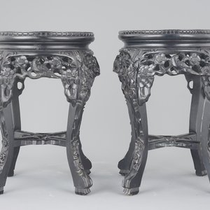 A pair of Chinese carved darkened wood vase stands with marble top, 20th C. — photo 1
