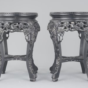 A pair of Chinese carved darkened wood vase stands with marble top, 20th C. — photo 2