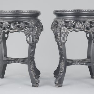 A pair of Chinese carved darkened wood vase stands with marble top, 20th C. — photo 3