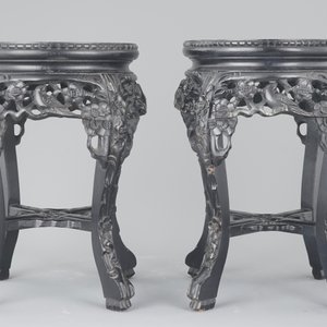 A pair of Chinese carved darkened wood vase stands with marble top, 20th C. — photo 4
