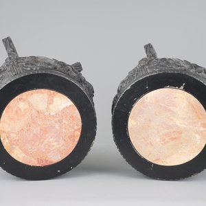 A pair of Chinese carved darkened wood vase stands with marble top, 20th C. — photo 5
