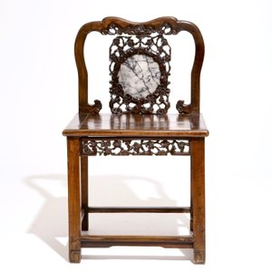 A pair of Chinese carved hardwood chairs with marble inset, 19/20th C. — photo 2