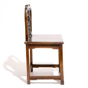 A pair of Chinese carved hardwood chairs with marble inset, 19/20th C. — photo 3