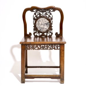 A pair of Chinese carved hardwood chairs with marble inset, 19/20th C. — photo 8