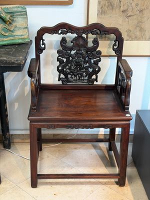 A pair of Chinese carved hongmu armchairs, 19th C. — foto 1