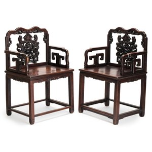 A pair of Chinese carved hongmu armchairs, 19th C. — foto 1