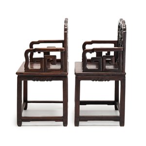A pair of Chinese carved hongmu armchairs, 19th C. — foto 3