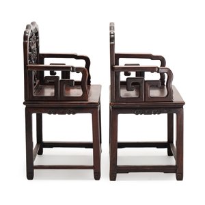 A pair of Chinese carved hongmu armchairs, 19th C. — foto 5