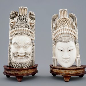 A pair of Chinese carved ivory faces on wooden stands, 19th C. — 照片 1