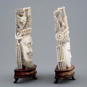 A pair of Chinese carved ivory faces on wooden stands, 19th C. — 照片 2