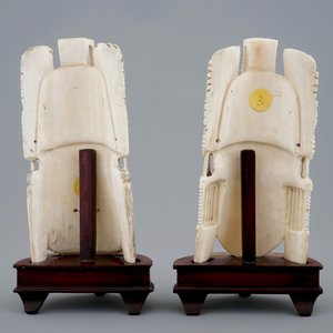A pair of Chinese carved ivory faces on wooden stands, 19th C. — 照片 3