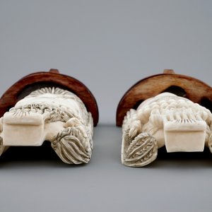 A pair of Chinese carved ivory faces on wooden stands, 19th C. — 照片 5