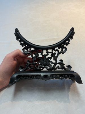 A pair of Chinese carved jade ‘elephant’ plaques on wooden stands, 19th C. — photo 15