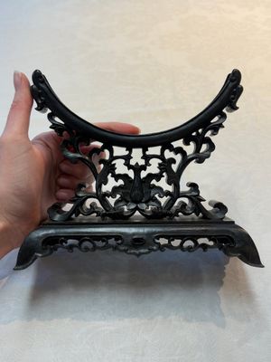 A pair of Chinese carved jade ‘elephant’ plaques on wooden stands, 19th C. — photo 32