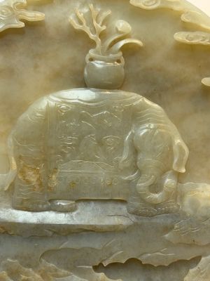 A pair of Chinese carved jade ‘elephant’ plaques on wooden stands, 19th C. — photo 9