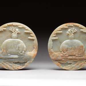 A pair of Chinese carved jade ‘elephant’ plaques on wooden stands, 19th C. — photo 3