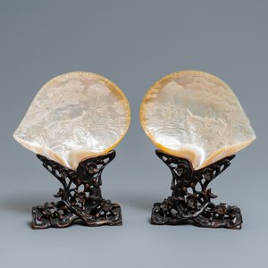 A pair of Chinese carved mother-of-pearl shells on wooden stands, 19th C. — 照片 1