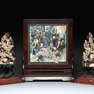 A pair of Chinese carved soapstone groups and a painted alabaster and wood table screen depicting a folk tale, 18/19th C. — photo 1