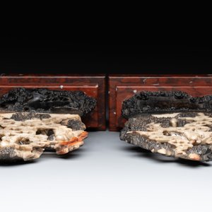 A pair of Chinese carved soapstone groups and a painted alabaster and wood table screen depicting a folk tale, 18/19th C. — photo 12
