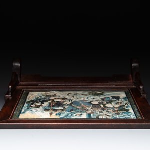A pair of Chinese carved soapstone groups and a painted alabaster and wood table screen depicting a folk tale, 18/19th C. — photo 6