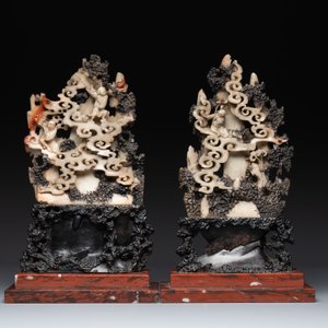 A pair of Chinese carved soapstone groups and a painted alabaster and wood table screen depicting a folk tale, 18/19th C. — photo 8
