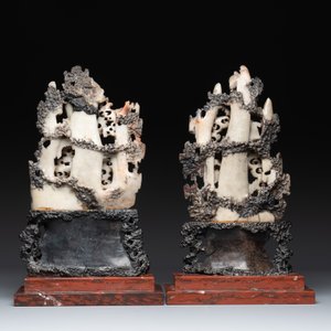 A pair of Chinese carved soapstone groups and a painted alabaster and wood table screen depicting a folk tale, 18/19th C. — photo 10