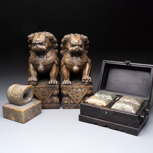A pair of Chinese carved stone Buddhist lions, a large seal and a wooden box with four seals, 20th C. — foto 1