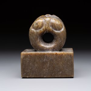A pair of Chinese carved stone Buddhist lions, a large seal and a wooden box with four seals, 20th C. — foto 11