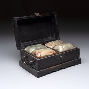 A pair of Chinese carved stone Buddhist lions, a large seal and a wooden box with four seals, 20th C. — foto 14