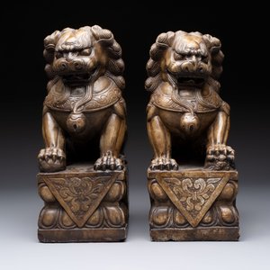 A pair of Chinese carved stone Buddhist lions, a large seal and a wooden box with four seals, 20th C. — foto 2