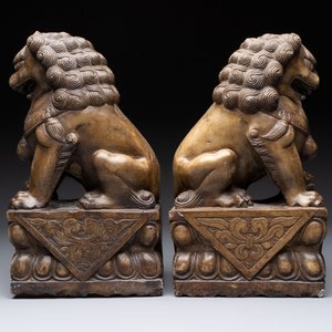 A pair of Chinese carved stone Buddhist lions, a large seal and a wooden box with four seals, 20th C. — foto 3