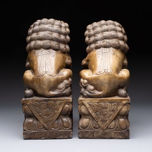 A pair of Chinese carved stone Buddhist lions, a large seal and a wooden box with four seals, 20th C. — foto 4