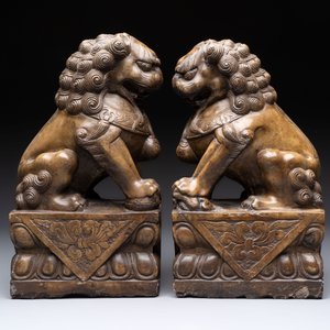 A pair of Chinese carved stone Buddhist lions, a large seal and a wooden box with four seals, 20th C. — foto 5