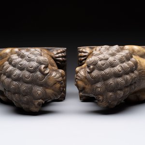 A pair of Chinese carved stone Buddhist lions, a large seal and a wooden box with four seals, 20th C. — foto 6