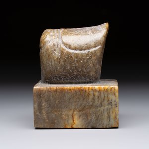 A pair of Chinese carved stone Buddhist lions, a large seal and a wooden box with four seals, 20th C. — foto 8