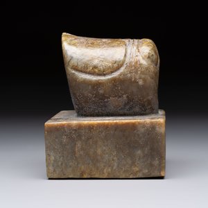 A pair of Chinese carved stone Buddhist lions, a large seal and a wooden box with four seals, 20th C. — foto 10