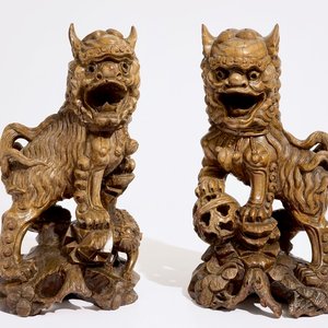 A pair of Chinese carved wood figures of temple lions, 19/20th C. — 照片 1