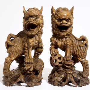 A pair of Chinese carved wood figures of temple lions, 19/20th C. — 照片 2